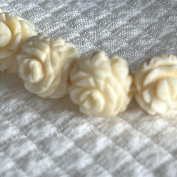 Chinese carved bone flower necklace. From Hawaii. - Picture 3 of 4